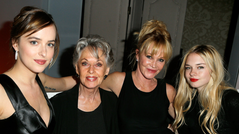 Dakota Johnson, Tippi Hedren, Melanie Griffith y Stella Banderas sonríen para una foto
