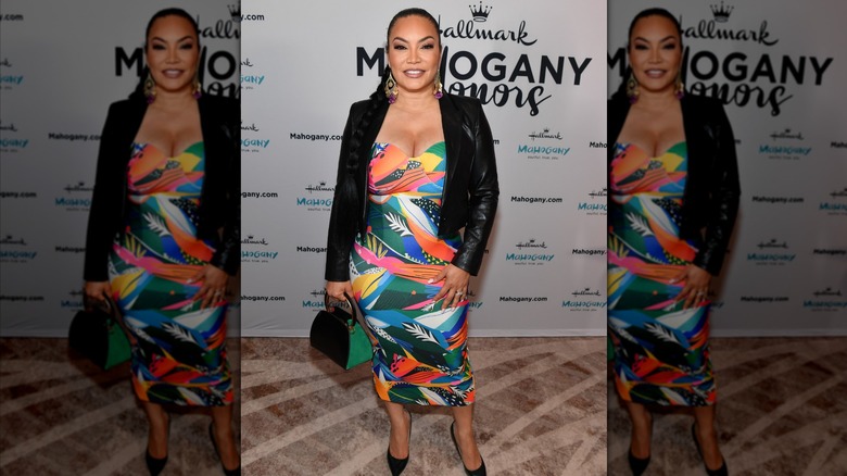 Egypt Sherrod luciendo un vestido estampado brillante con una chaqueta negra en un brunch