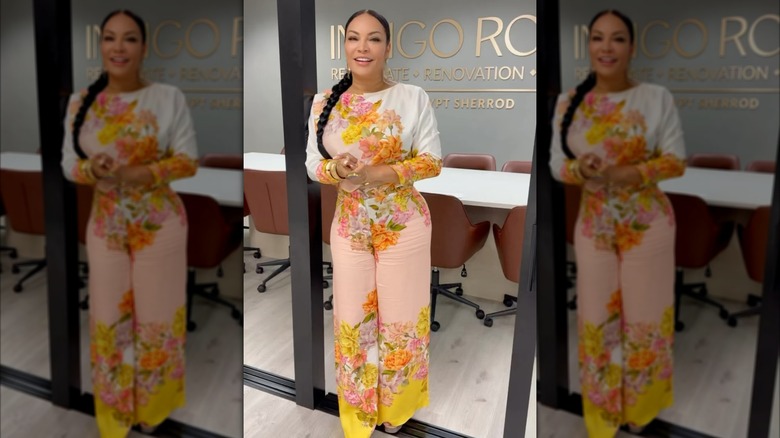 Egypt Sherrod luciendo un hermoso traje pantalón floral en la oficina de Indigo Road