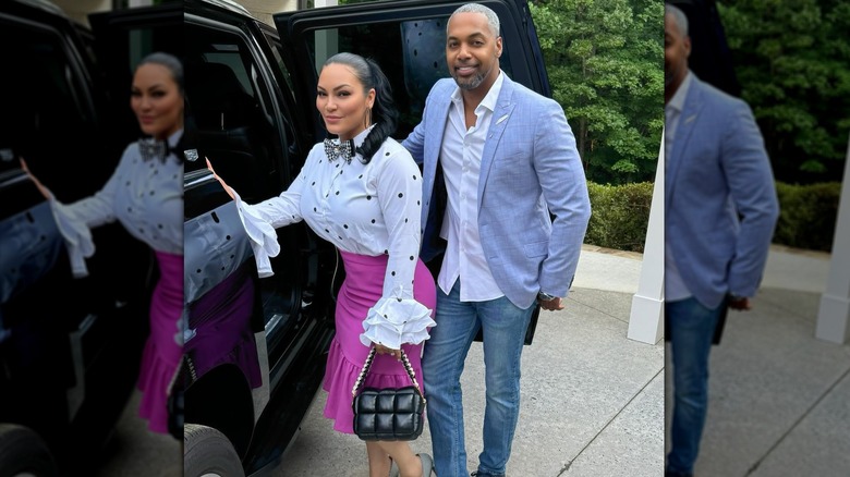 Egypt Sherrod llevaba una blusa blanca y negra de lunares, una falda morada y una pajarita a punto de entrar en su coche.