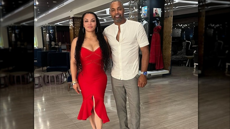 Egypt Sherrod luciendo un impresionante vestido rojo en Costa Rica