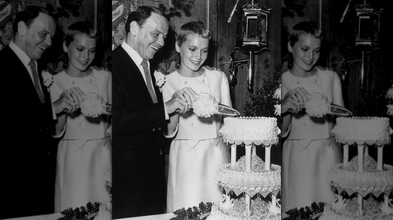 El cantante Frank Sinatra y Mia Farrow cortando su pastel de bodas en Las Vegas en 1966