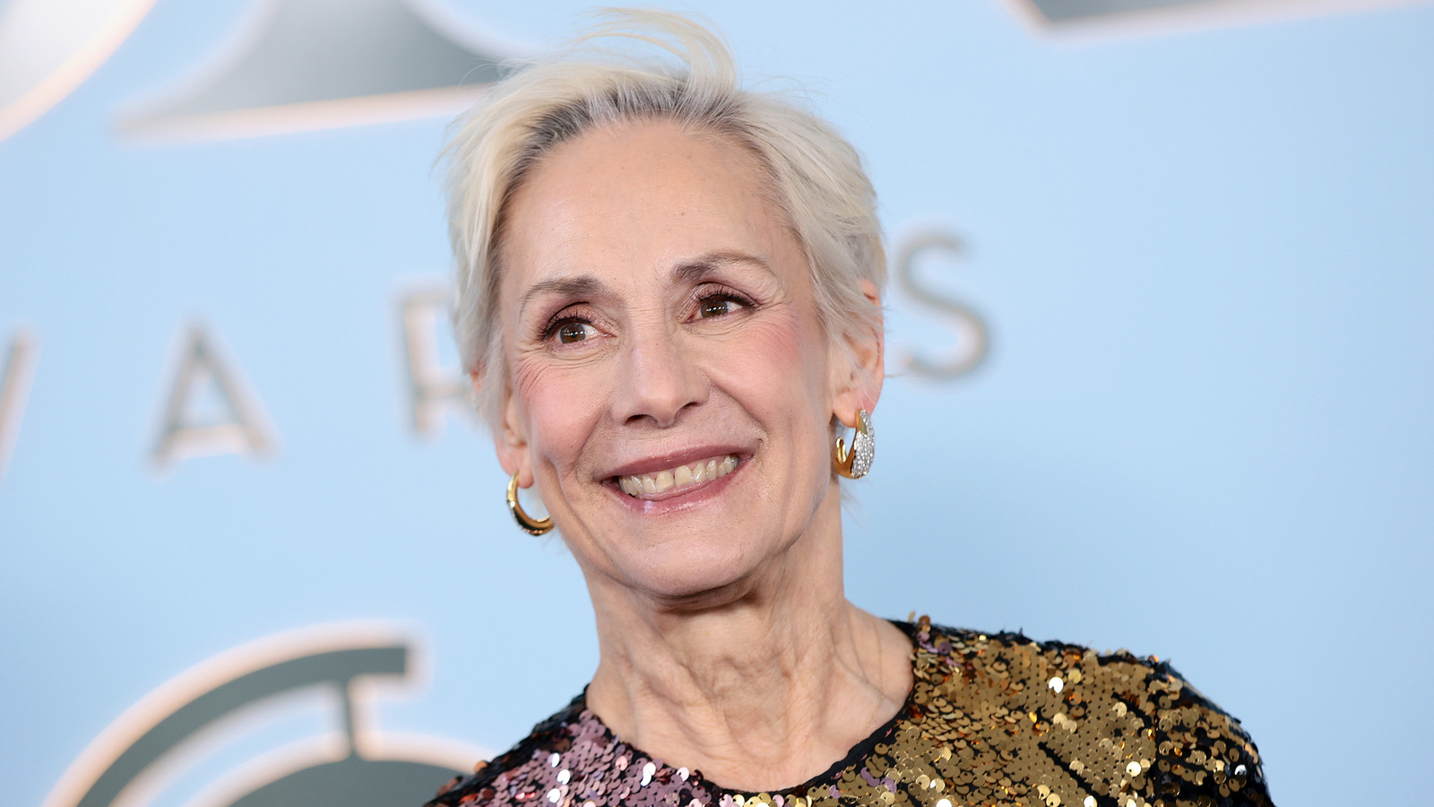 El vestido de Laurie Metcalf en los premios Tony 2026 sorprendió, pero su transformación de cabello gris se robó el espectáculo