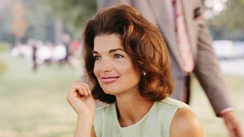 Jacqueline Kennedy Onassis con un bob invertido
