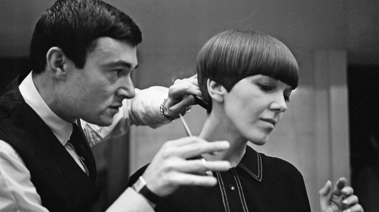Vidal Sassoon cortando el pelo a Mary Quant