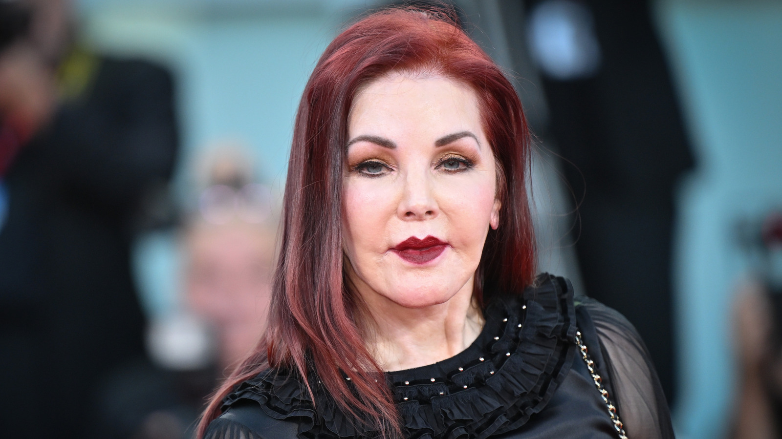 Fotos de Priscilla Presley antes y después de encontrar su icónico tono de cabello rojo