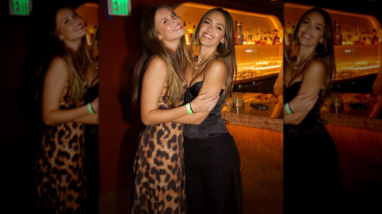 Jessica Alba abrazando a su hija Honor y posando para una foto en un bar.