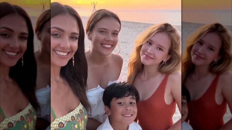 Jessica Alba posando para una selfie en la playa con sus hijas Honor y Haven y su hijo Hayes.