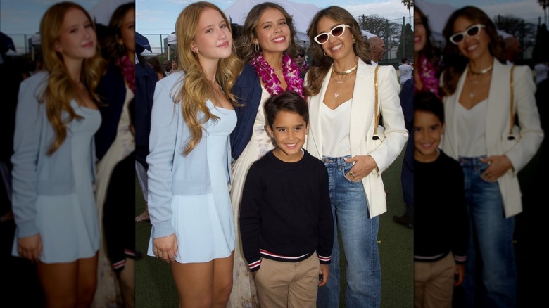 Jessica Alba con jeans y una chaqueta blanca posa con sus hijas Honor y Haven y su hijo Hayes.