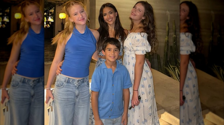 Jessica Alba posando con sus hijas Honor y Haven y su hijo Hayes con ropa informal.
