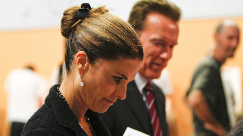 Arnold Schwarzenegger y Maria Shriver votando