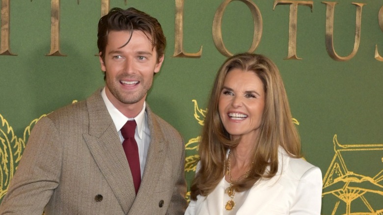 Patrick Schwarzenegger y Maria Shriver en el estreno de la temporada 3 de The White Lotus de HBO.