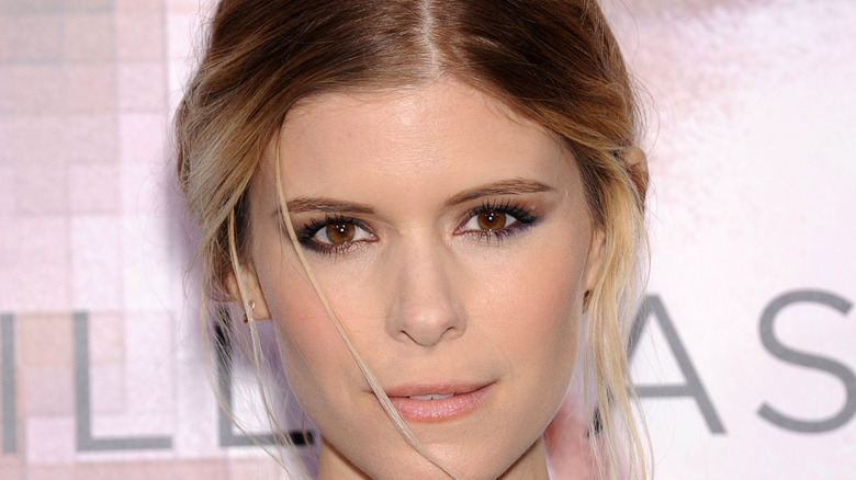Kate Mara posando en una alfombra roja