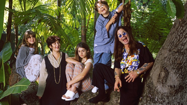 Sharon y Ozzy Osbourne en 1997 posando con sus tres hijos