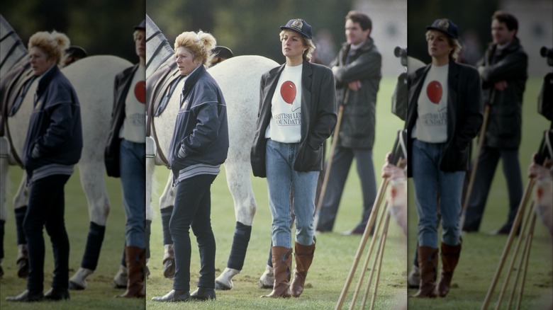 Diana, Princesa de Gales, vestida con jeans y camiseta con botas marrones y una chaqueta negra en un campo de polo.