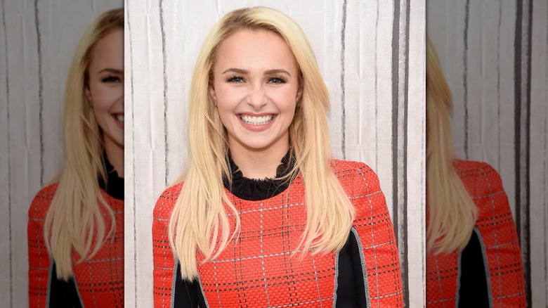 Hayden Panettiere con el pelo peinado con raya a un lado y en capas alrededor del rostro