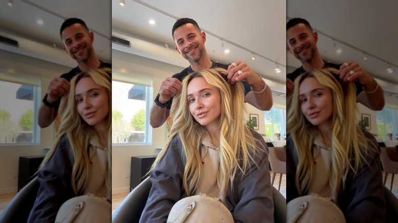Hayden Panettiere arreglándose el pelo