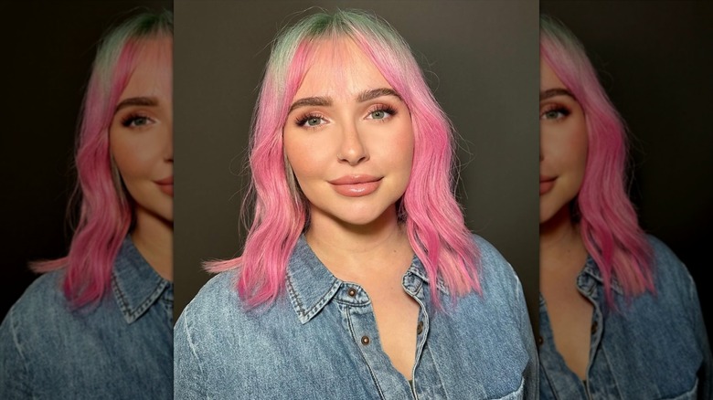 Hayden Panettiere con cabello rosado y flequillo largo