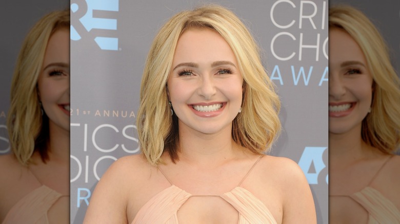 Hayden Panettiere con un globo ondulado y partido hacia un lado