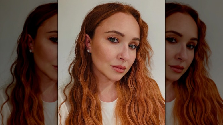Hayden Panettiere con cabello naranja y ondas de sirena