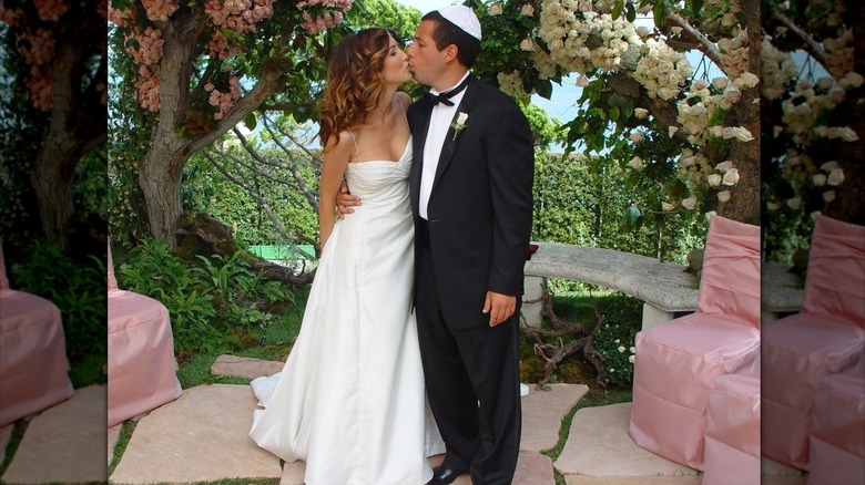 Jackie Sandler y Adam Sandler se besan el día de su boda