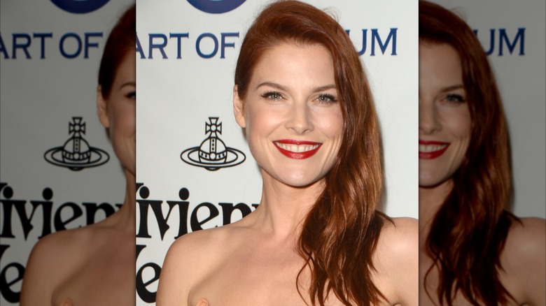 Ali Larter con lápiz labial rojo