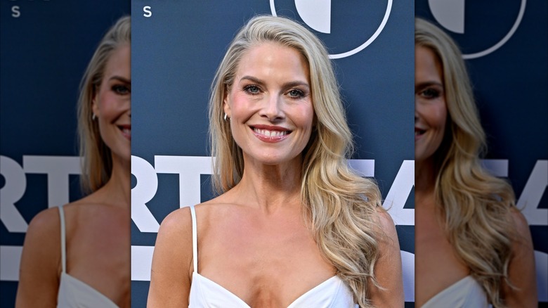 Ali Larter con ondas sueltas y raya al lado