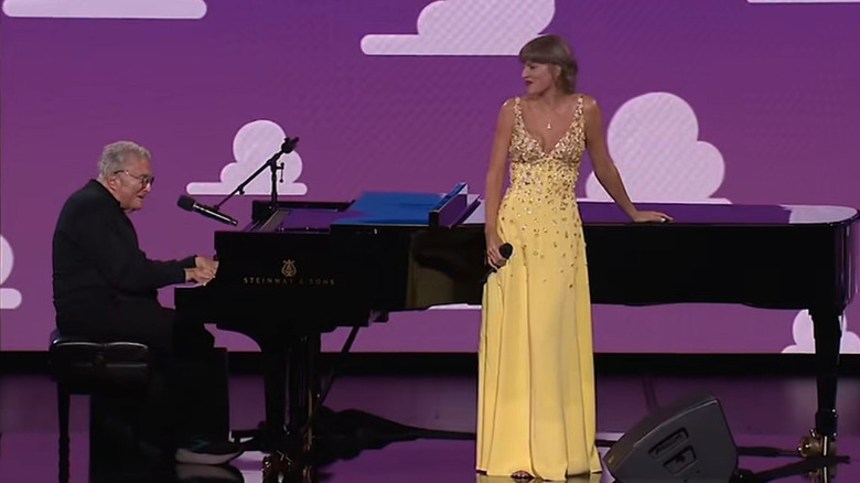 Taylor Swift cantando con Randy Newman