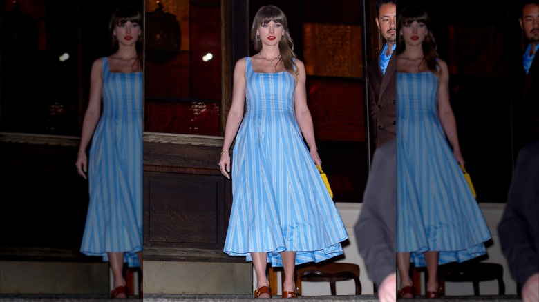 Taylor Swift con un vestido de rayas azules