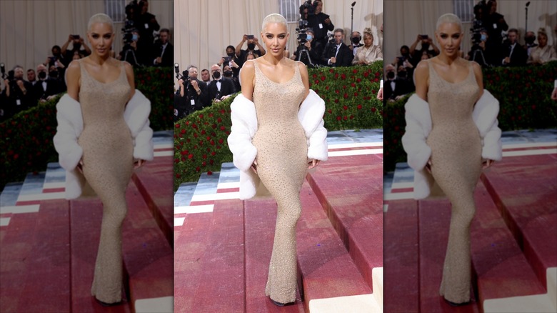 Kim Kardashian posa con un vestido nude y un abrigo de piel blanco