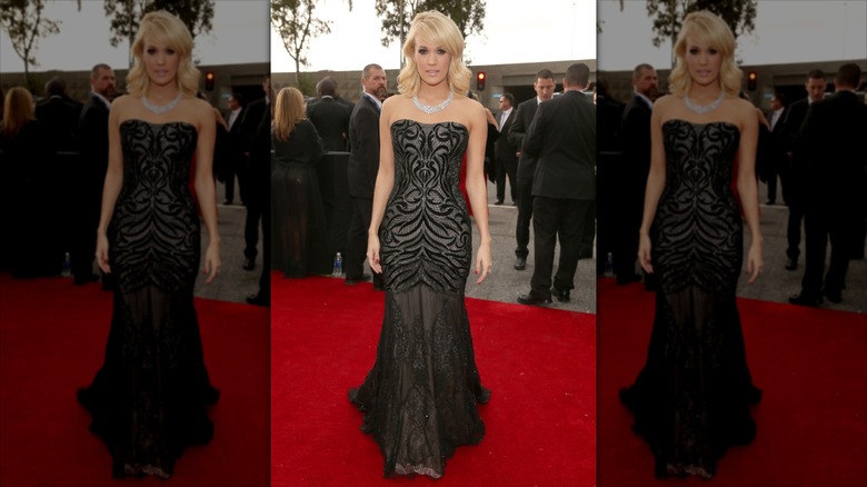 Carrie Underwood posa con un vestido palabra de honor negro