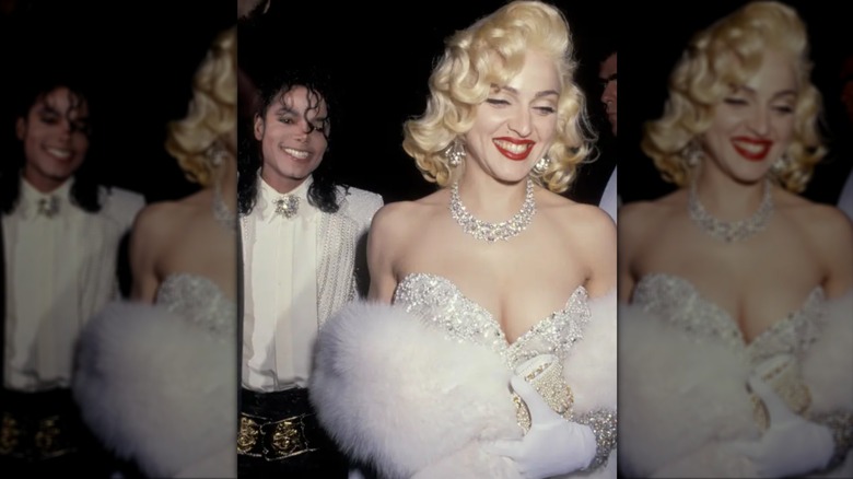 Madonna con un vestido blanco con incrustaciones junto a Michael Jackson
