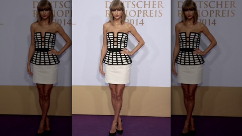 Taylor Swift posa en un evento en 2014 luciendo un peplum estilo jaula