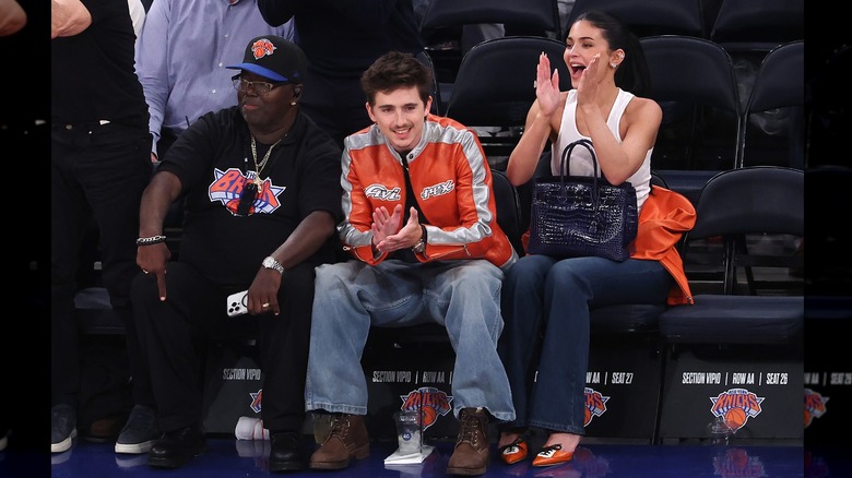 Timothee Chalamet y Kylie Jenner aplaudiendo