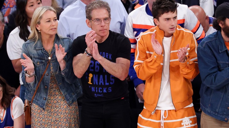 Christine Taylor, Ben Stiller y Timothee Chalamet en el partido Knicks vs Spurs