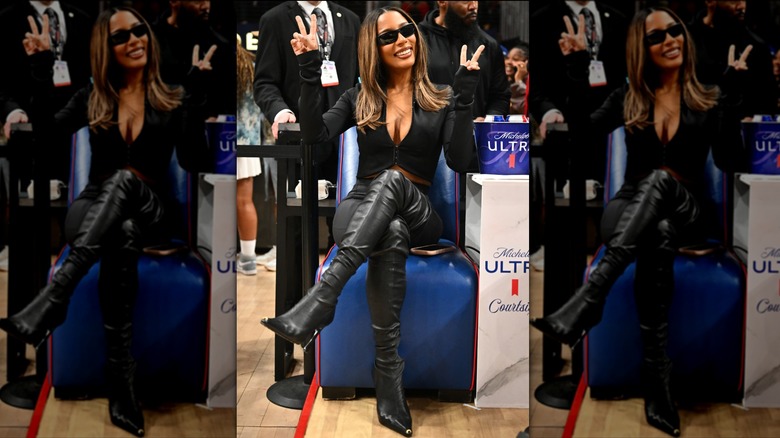 Victoria Monet vestida toda de negro
