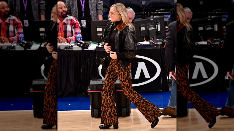 Chloe Sevigny con pantalones con estampado de leopardo