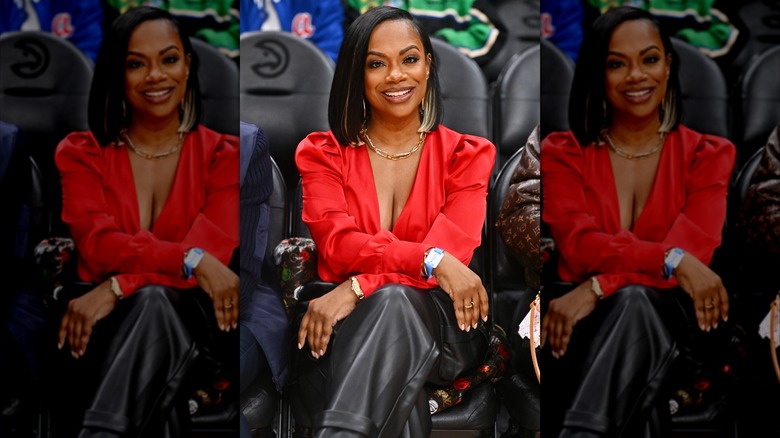 Kandi Burruss con un top rojo
