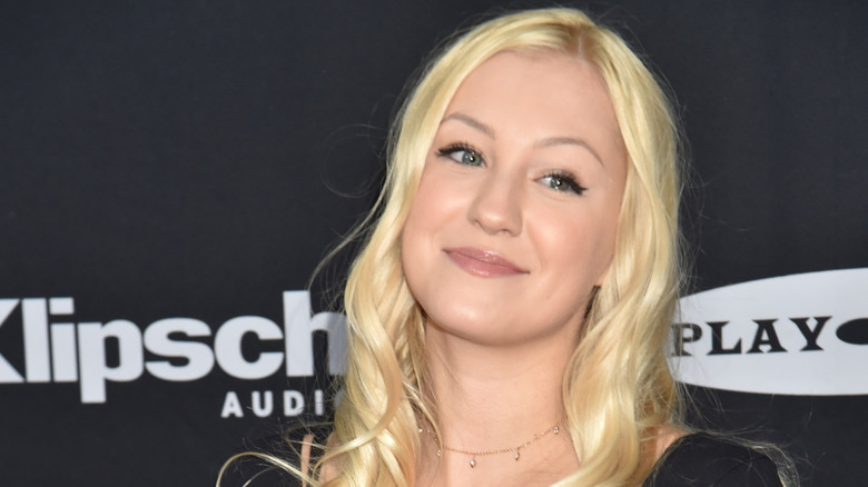 Ava Sambora en la alfombra roja para apoyar a su papá