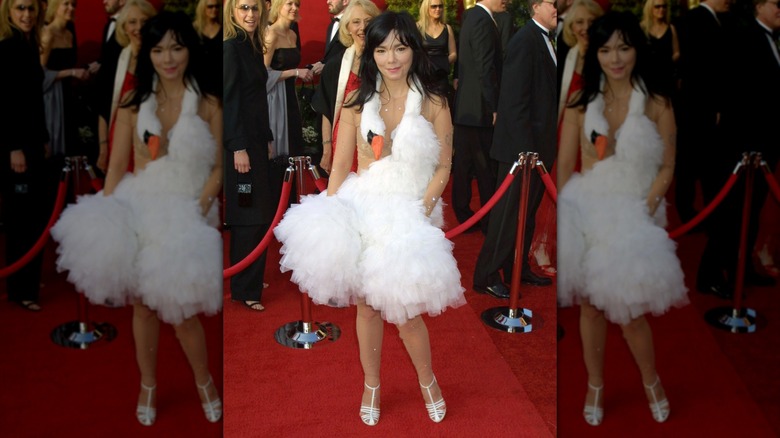 Björk en los Oscar de 2001 con su icónico vestido de cisne
