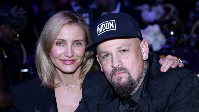 Cameron Diaz colocando una mano sobre el hombro de Benji Madden en la Noche de Casino Michael Rubin REFORM Alliance