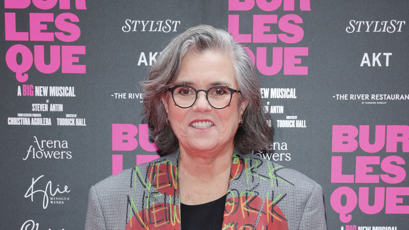 Rosie O'Donnell ha tenido una transformación de cabello gris sin esfuerzo