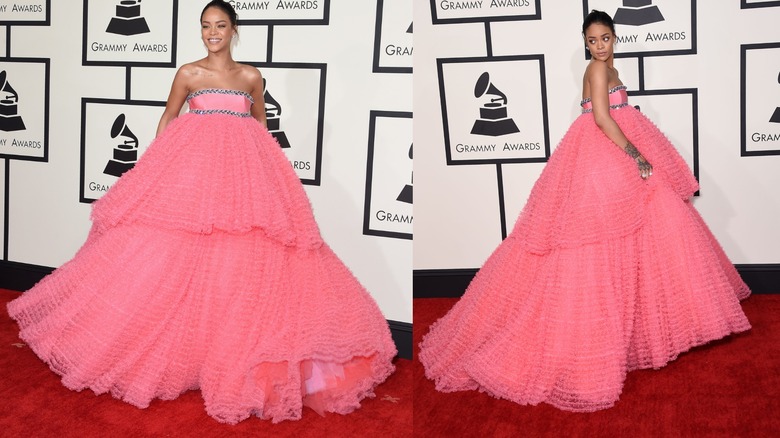 Rihanna con un vestido rosa en los Grammy 2015