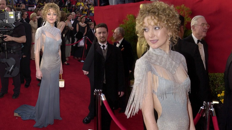 Kate Hudson en los Oscar 2001 con un vestido gris y capa