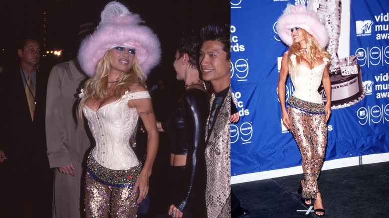 Pamela Anderson en los VMA de 1999 con corsé y pantalones deslumbrantes