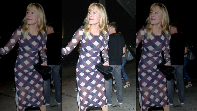 Melanie Griffith mira hacia la izquierda con un vestido midi ajustado geométrico