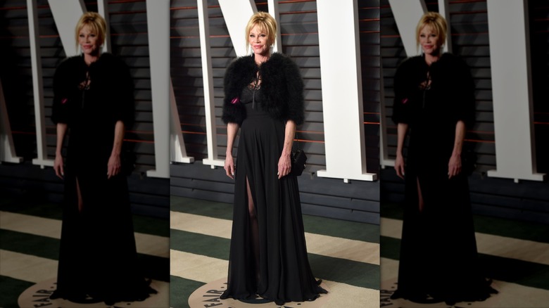 Melanie Griffith sonríe con un vestido negro