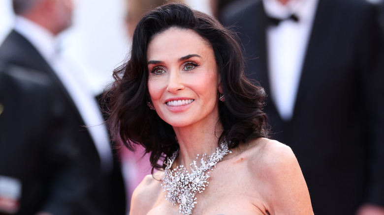 Demi Moore con un bob corto y ondulado en el Festival de Cine de Cannes