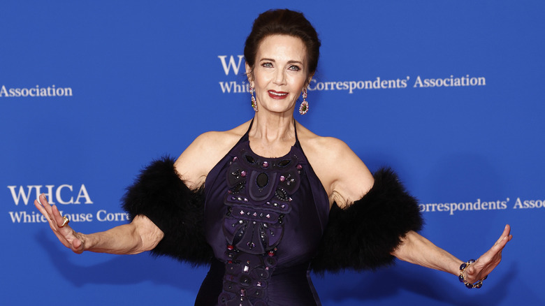 Lynda Carter posa con un vestido negro