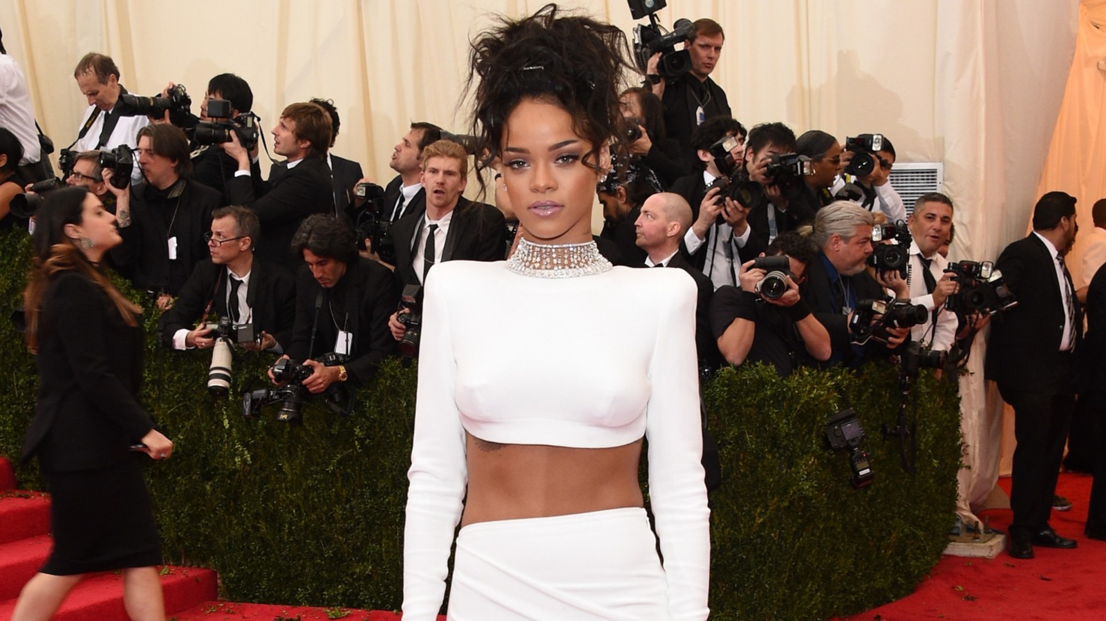 El look de Rihanna en la Met Gala 2014 fue una rara entrada en las listas de las peor vestidas, pero de todos modos es hermoso